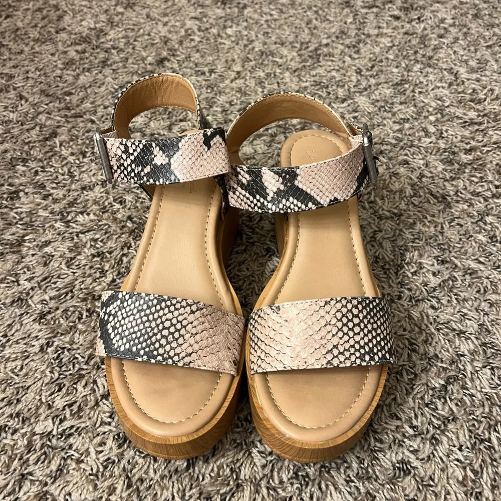 universal threads snake print wedges